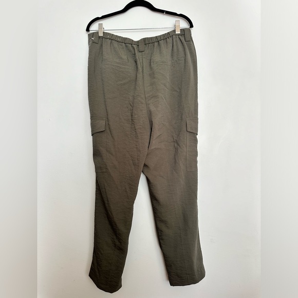 Chico’s Women’s Lightweight Cargo Pants Olive - Picture 3 of 5